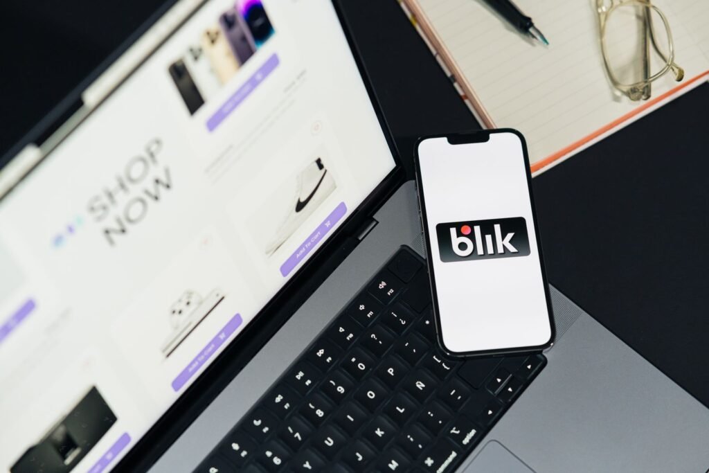 Loja online aberta em laptop e smartphone ao mesmo tempo, representando venda em mais de um canal
