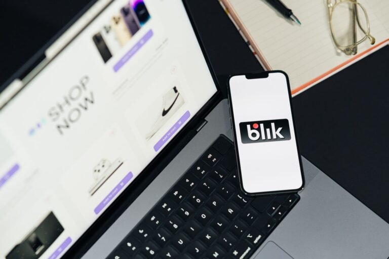 Loja online aberta em laptop e smartphone ao mesmo tempo, representando venda em mais de um canal