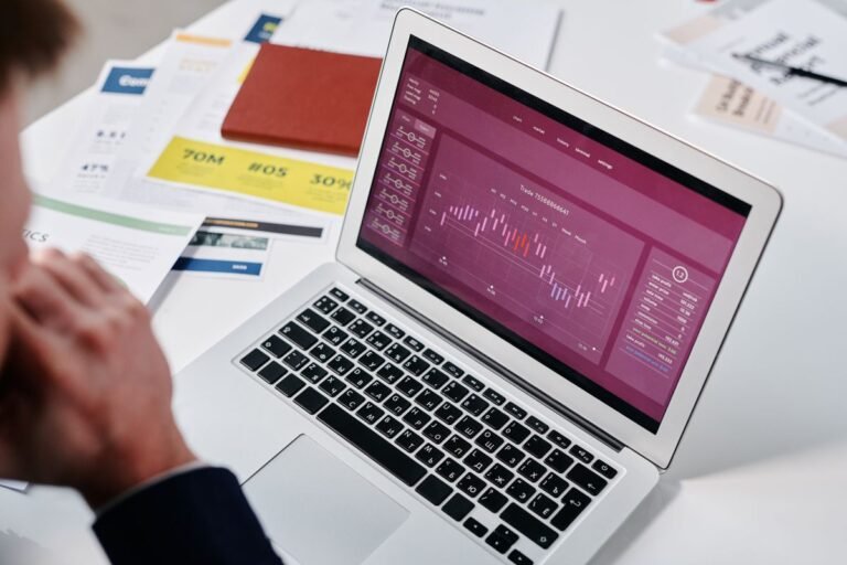 Profissional revisando gráfico de indicadores de venda em tela de computador