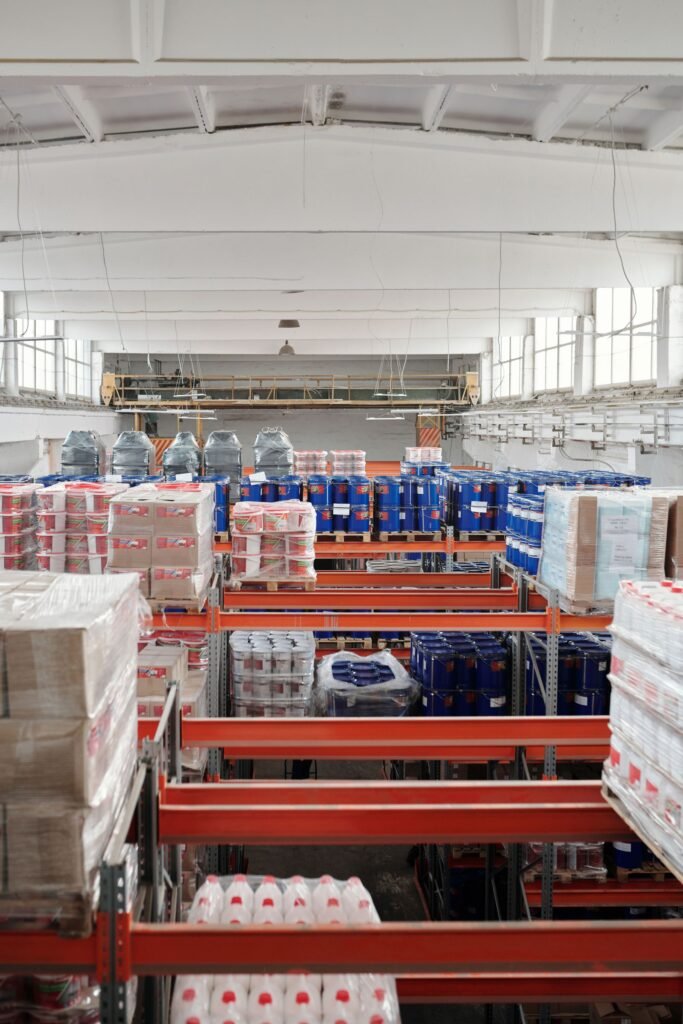 Prateleiras de centro de distribuição com produtos organizados para venda em marketplace