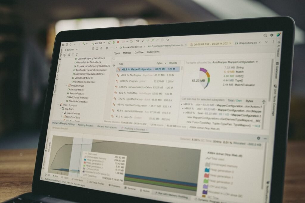 Tela de laptop exibindo código durante a estruturação técnica de uma loja virtual