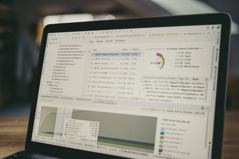 Tela de laptop exibindo código durante a estruturação técnica de uma loja virtual