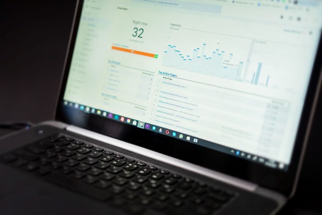 Laptop exibindo painel de anúncios patrocinados com dados de desempenho em tempo real