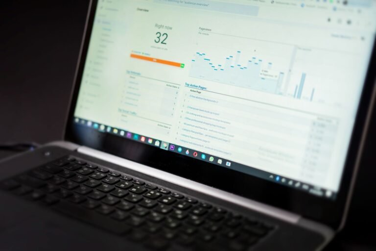 Laptop exibindo painel de anúncios patrocinados com dados de desempenho em tempo real