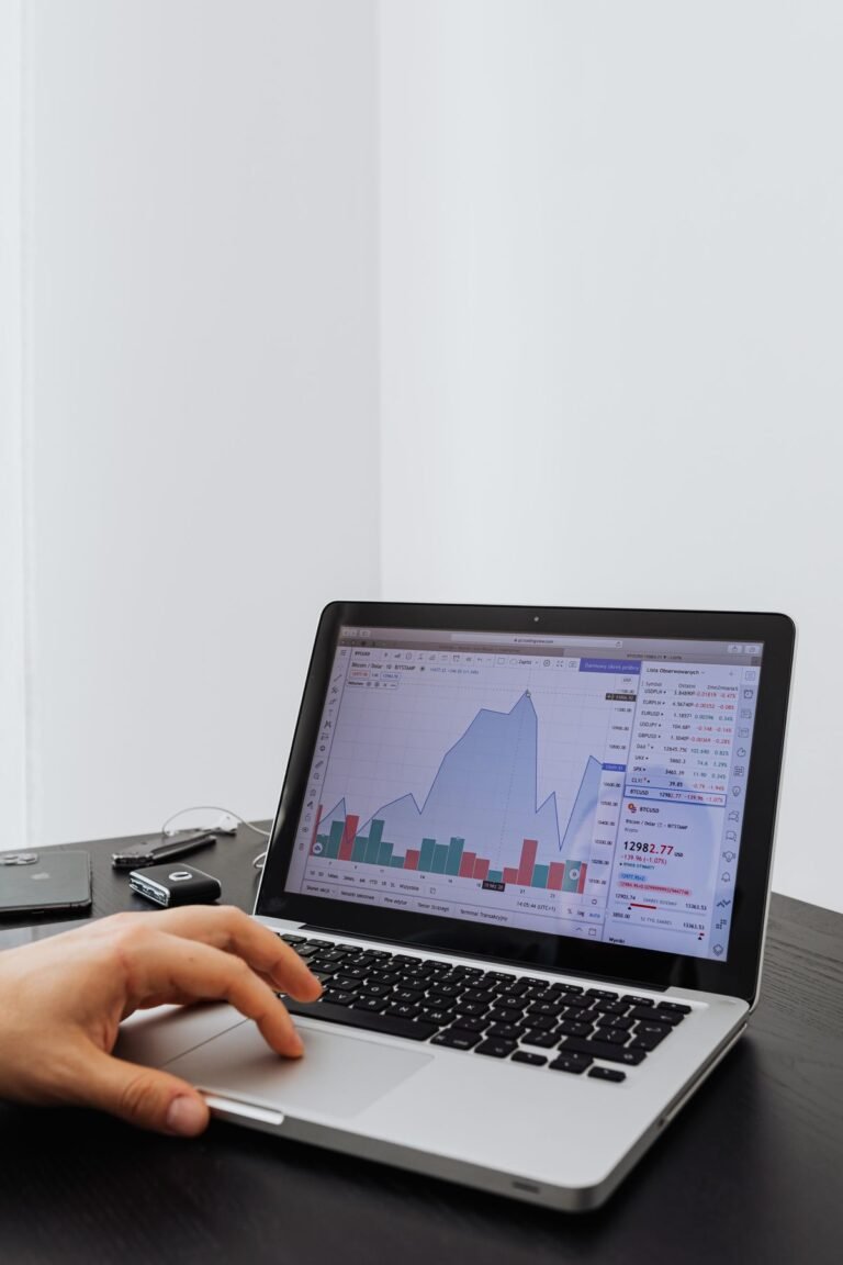 Pessoa analisando gráficos de conversão em laptop para otimizar checkout de loja virtual