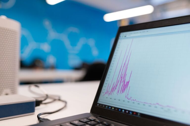 Gráfico de crescimento exibido em tela de laptop, representando ganho de tráfego orgânico
