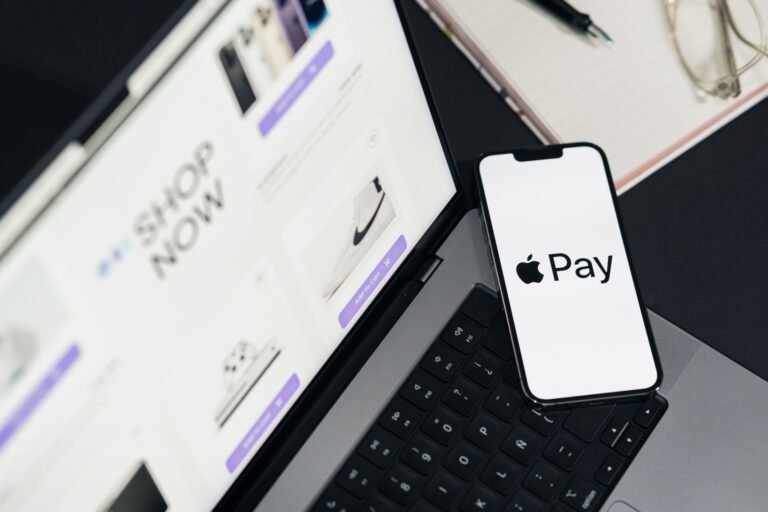 Pagamento sendo finalizado por smartphone em compra de marketplace