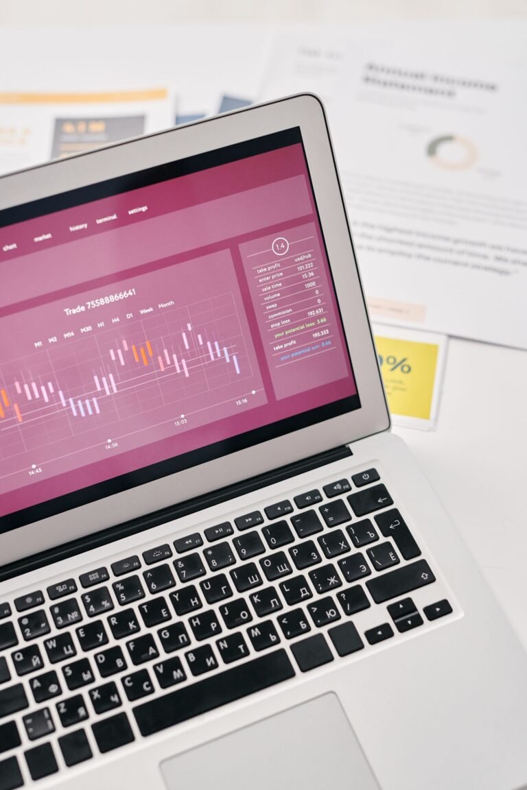 Gráficos financeiros e relatórios de campanha exibidos em tela de laptop