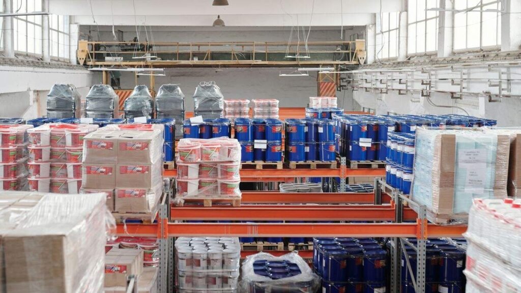 Prateleiras de um depósito com mercadorias organizadas para expedição